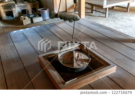 A seat-type main hearth inside a curved-roof room from the Edo period [by the hearth] 122716879