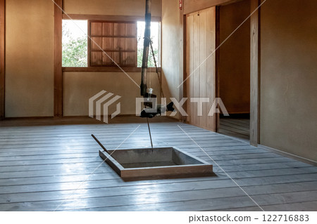 A hearth inside a room in the Edo period [by the hearth] 122716883
