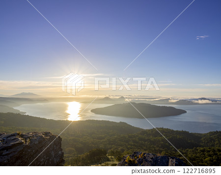 從美幌嶺觀賞屈斜路湖的日出 122716895