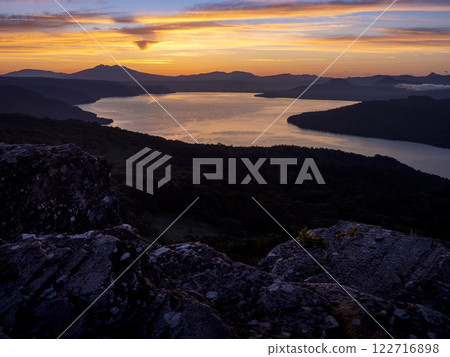 Bihoro Pass的Kussharo湖在黎明 122716898