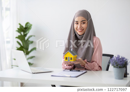 Muslim businesswoman dealing with real estate, buying and selling houses and insurance for real estate 122717097