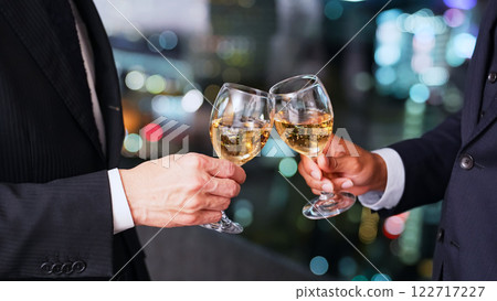 跨國商人在城市夜景的背景下舉杯 跨國商人在城市夜景的背景下舉杯 122717227