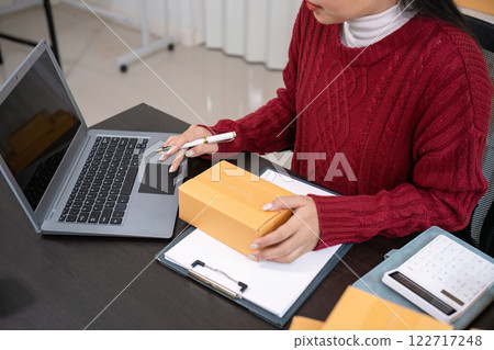SME business entrepreneurs small in asia Write shipping information on a cardboard box in my home office. Small business operators preparing to ship to customers 122717248