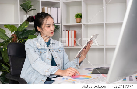 Female designer working in graphic design Choose colors for working on tablets and computer designs. 122717374