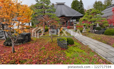 信州中野的秋天：黑頂的西行寺、紅葉之庭的參道 122717594