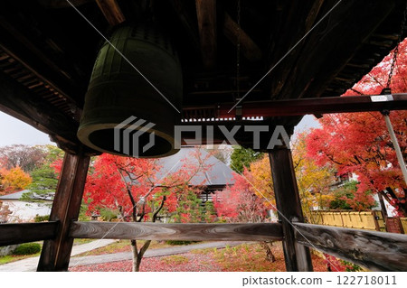Autumn in Nakano, Shinshu: Autumn foliage in the garden as seen from the bell tower of Saigyo-ji Temple 122718011