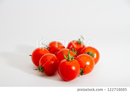 白色背景中心的櫻桃番茄 122718085