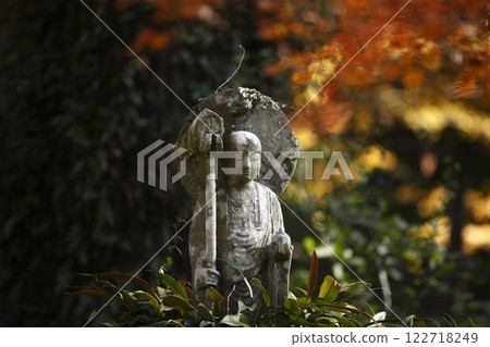 Autumn leaves and Jizo statue at Sanzenin Temple Autumn leaves and Jizo statue at Sanzenin Temple 122718249