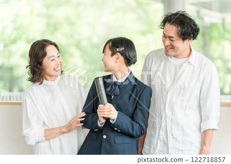 有文憑的中學生和她的父母 122718857