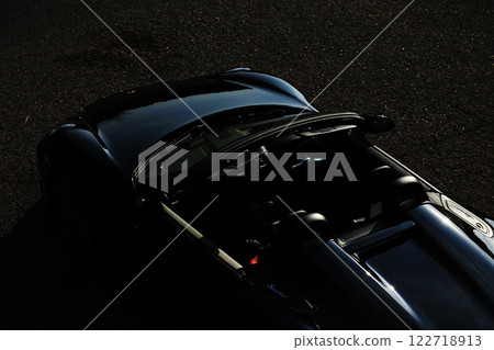 有光澤的黑色敞篷車 122718913