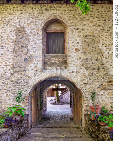 Stone archway of a historic caravanserai in Sheki, Azerbaijan, with plants Stone archway of a historic caravanserai in Sheki, Azerbaijan, with plants 122719052