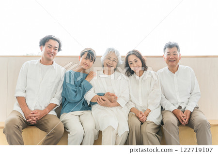 三代父母和孩子坐在一起聊天（家庭、同居、家庭） 122719107