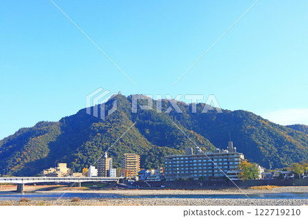 Scenery of Nagaragawa Onsen and Mt. Kinka, Gifu City, Gifu Prefecture 122719210