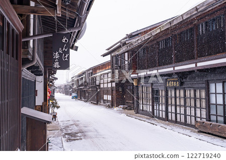 <Nagano Prefecture> Snow falling in Narai-juku, Kiso post town 122719240
