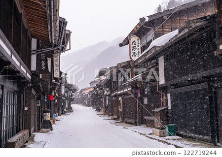 <Nagano Prefecture> Snow falling in Narai-juku, Kiso post town <Nagano Prefecture> Snow falling in Narai-juku, Kiso post town 122719244