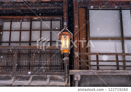 <Nagano Prefecture> Snow falling in Narai-juku, Kiso post town 122719260