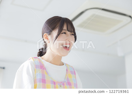 微笑的年輕托兒所老師 微笑的年輕托兒所老師 122719361