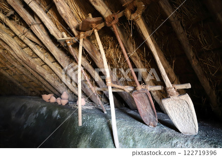 Inside the reconstructed pit dwelling at the Onaka ruins (Harima Town, Hyogo Prefecture) 122719396