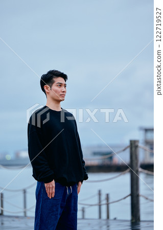 一位二十多歲的年輕人凝視著遠方 一位二十多歲的年輕人凝視著遠方 122719527