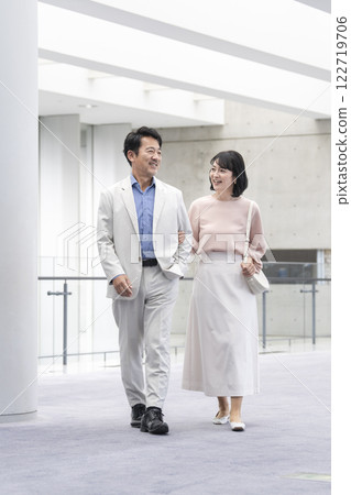 50 多歲夫婦的照片 122719706