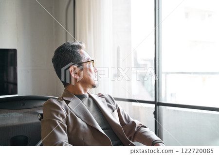 一個男人望出去 122720085