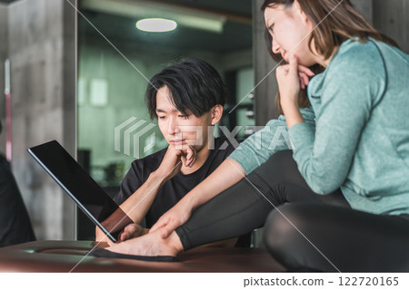 A troubled/thinking woman who consults on rehabilitation and a male medical trainer/judo therapist 122720165