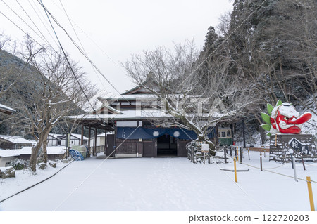 Snow-covered Eizan Electric Railway Kurama Station Kurama Tengu Otengu 122720203