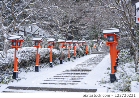 京都的冬天，鞍馬寺，蜿蜒的寺廟道路上的石階和燈籠 122720221