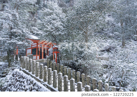 Winter in Kyoto: The 99-Way Approach to Yoshikura Inari Shrine Winter in Kyoto: The 99-Way Approach to Yoshikura Inari Shrine 122720225