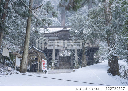 Snow-covered approach to Kurama Temple, Yuki Shrine (Utsukumyojin), worship hall 122720227