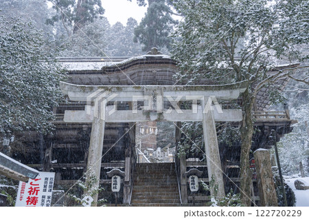 Snow-covered approach to Kurama Temple, Yuki Shrine (Utsukumyojin), worship hall Snow-covered approach to Kurama Temple, Yuki Shrine (Utsukumyojin), worship hall 122720229