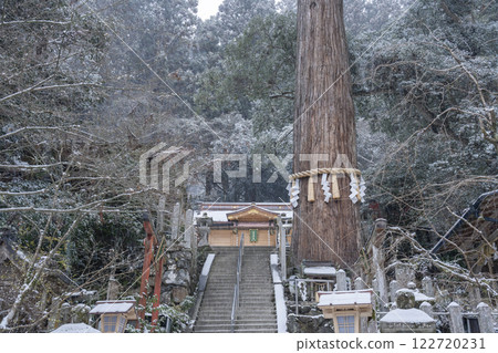 Snow-covered approach to Kurama Temple, Yuki Shrine (Utsukumyojin), Osugi-san 122720231