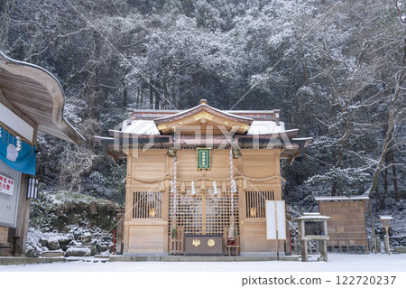 Winter approach to Kurama Temple, Yuki Shrine (Utsukumyojin), main hall 122720237