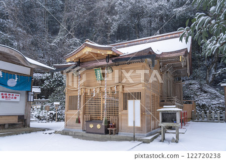 Winter approach to Kurama Temple, Yuki Shrine (Utsukumyojin), main hall 122720238