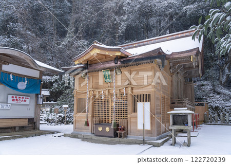 Winter approach to Kurama Temple, Yuki Shrine (Utsukumyojin), main hall 122720239