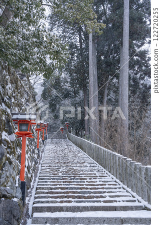 鞍馬寺的冬天：蜿蜒的寺廟道路上的石階和燈籠 122720255