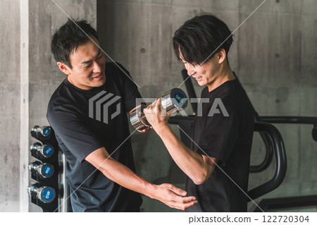 健身房的一名男性運動教練/教練和一名正在接受教育的學生 122720304