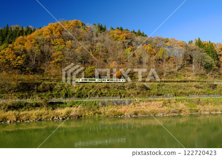 深秋時節，長野縣飯山市，行駛在信州千曲川沿岸的 JR 飯山線普通列車 122720423