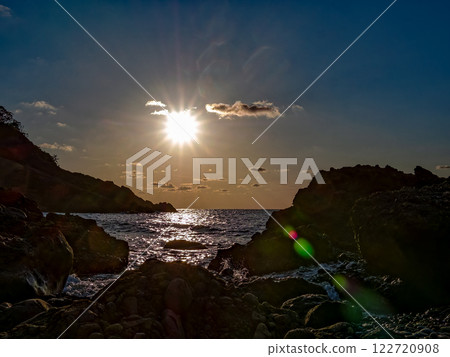 Sunset over the sea 122720908