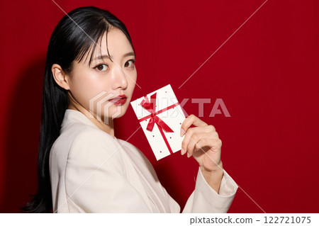 拿著禮物盒的時尚少婦 拿著禮物盒的時尚少婦 122721075