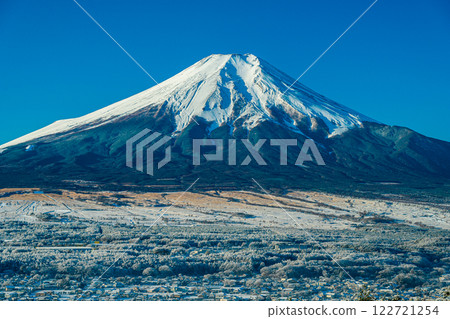 Snowy scenery of Oshino Village and Mt. Fuji from Mount Koza Snowy scenery of Oshino Village and Mt. Fuji from Mount Koza 122721254