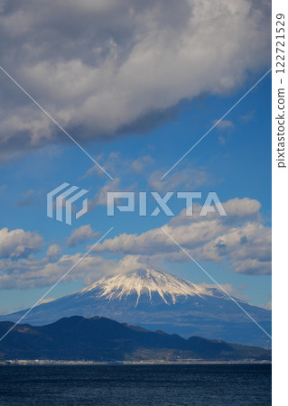 從日本美保市真崎海灘看到的富士山的垂直構圖 122721529