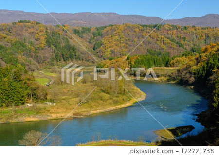 A local train on the JR Iiyama Line running along the Chikuma River in late autumn, Iiyama City, Nagano Prefecture 122721738