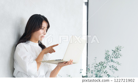 A woman worried while looking at a laptop 122721902