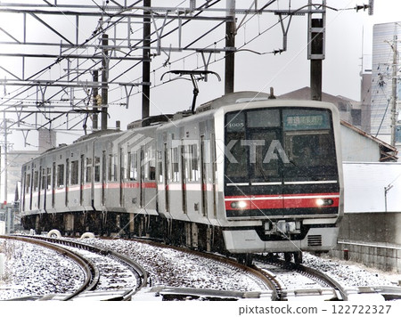 Meitetsu train running through the snow Meitetsu train running through the snow 122722327