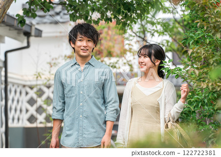 Young couples taking city walks and sightseeing tours on domestic trips 122722381