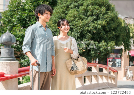 一對年輕夫婦在國內旅行中在城下町散步觀光 122722493