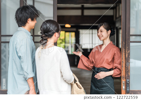 在老字號溫泉旅館、高級旅館、住宿設施中為遊客提供服務的中井女士和女房東。 在老字號溫泉旅館、高級旅館、住宿設施中為遊客提供服務的中井女士和女房東。 122722559