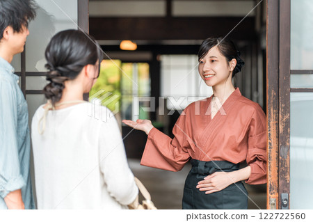 在老字號溫泉旅館、高級旅館、住宿設施中為遊客提供服務的中井女士和女房東。 在老字號溫泉旅館、高級旅館、住宿設施中為遊客提供服務的中井女士和女房東。 122722560