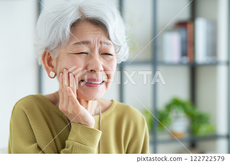 有牙痛的資深婦女 122722579